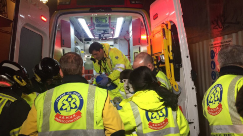 Los servicios de emergencia atienden al menor herido grave tras caer de un edificio en obras en la calle Atocha de Madrid. SAMUR