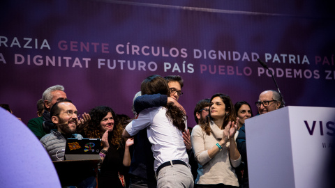 El líder de Podemos, Pablo Iglesias, se abarazo con Iñigo Errejón en el escenario tras la proclamación de los resultados en las votaciones de la Asamblea Ciudadana Estatal de Vistalegre II. JAIRO VARGAS