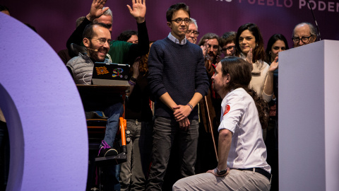 El lider de Podemos, Pablo Iglesias, hace una genuflexión ante Pablo Echenique, en el escenario tras la proclamación de los resultados de las votaciones de la Asamblea Ciudadana Estatal Vistalegre II. JAIRO VARGAS