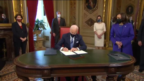 Biden firma los primeros decretos para borrar el legado de Trump