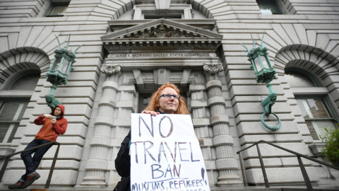 Una mujer protesta contra el veto migratorio de Trump ante el Tribunal de Apelaciones de San Francisico. | NOAH BERGER (EFE)