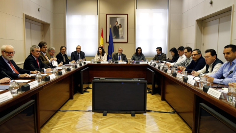 Reunión en el Ministerio de Fomento con los sindicatos de estibadores. En el centro de la imagen, el secretario de Estado de Infraestructuras, Julio Gómez-Pomar. E.P.