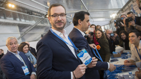 El vicesecretario de Sectorial del Partido Popular, Javier Maroto, tras retirar su credencial para el XVIII Congreso Nacional de PP  en la Caja Mágica en Madrid. EFE/Fernando Villar