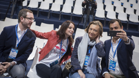 Los dirigentes del PP, Javier Maroto, Andrea Levy,Luisa Fernanda Rudí y Fernando Martínez-Maillo, se hacen un selfi durante la visita que realizaron a la Caja Mágica, dondese celebra el XVIII Congreso Nacional de PP . EFE/Fernando Villar