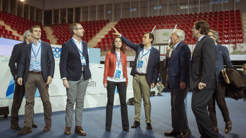 Los dirigentes del Partido Popular Pablo Casado, Javier Maroto, Andrea Levy, Fernando Martínez-Maillo y Javier Arenas, durante la visita a la Caja Mágica, donde se celebra el XVIII Congreso Nacional de PP . EFE/Fernando Villar