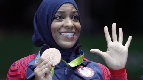 Ibtihaj Muhammad, la primera medallista dels EUA que competeix amb vel. / AP