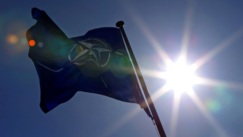 La bandera de la OTAN ondea en su sede en Bruselas. REUTERS/Yves Herman