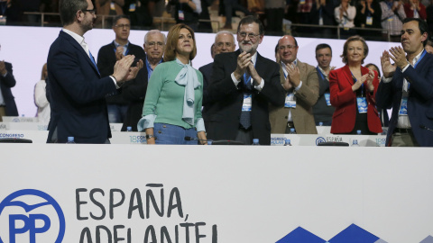 El presidente del PP, Mariano Rajoy y el vicesecretario del PP Fernando Martínez Maillo aplauden a la secretaria general del partido, María Dolores de Cospedal, tras presentar el informe de gestión durante el XVIII congreso nacional en la C