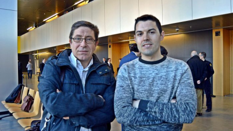 Adrián Tello (dcha), de Cha, intenta poner orden en el Ayuntamiento de La Muela, a cuya alcaldía llegó en 2015.