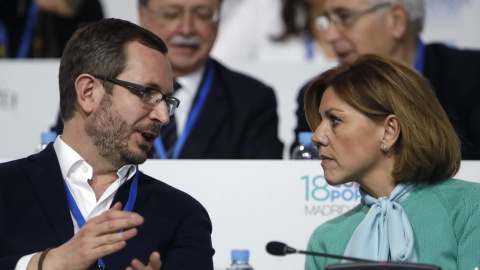 La secretaria general del PP, María Dolores de Cospedal, y el vicesecretario general Javier Maroto, durante el el XVIII Congreso nacional del partido que se ha inaugurado en la Caja Mágica de Madrid. EFE/JuanJo Martín