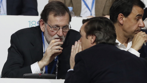 El presidente del Gobierno y del PP, Mariano Rajoy, conversa con el portavoz del PP en el Congreso, Rafael Hernando, durante el el XVIII Congreso nacional del partido que se ha inaugurado en la Caja Mágica de Madrid. EFE/Javier Lizón