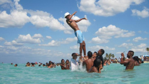 Unos cubanos se divierten en la playa. REUTERS