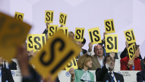 El presidente del PP, Mariano Rajoy, y la secretaria general del partido, María Dolores de Cospedal, durante una de las votaciones del XVIII Congreso que se ha inaugurado esta tarde en la Caja Mágica de Madrid. EFE/JuanJo Martín