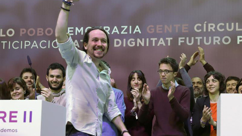 Pablo Iglesias saluda a los asistentes a la Asamblea de Vistalegre II. | BALLESTEROS (EFE)