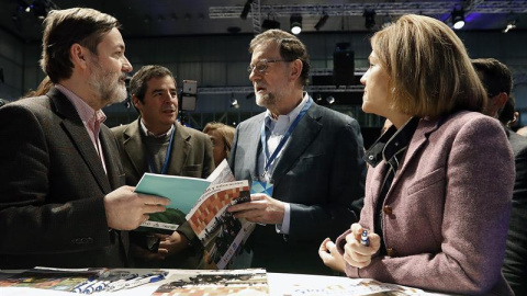 El presidente del Gobierno y líder del PP, Mariano Rajoy, y la secretaria general del partido, María Dolores de Cospedal, a su llegada a la segunda jornada del XVIII Congreso que se celebra en la Caja Mágica, en Madrid. EFE/Javier Lizón