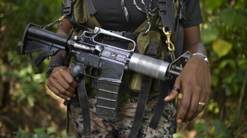 Una guerrillera del ELN en el departamento de Choco, en Colombia. - AFP