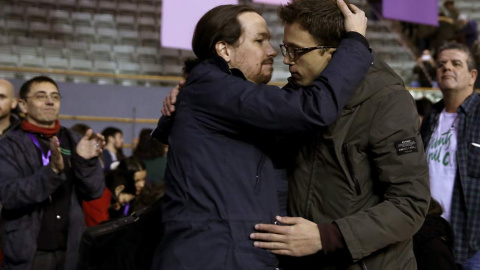 Pablo Iglesias e Íñigo Errejón se abrazan al final de la mañana, en la pausa para comer. | CHEMA MOYA (EFE)