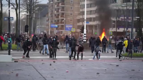 Protestas violentas en Países Bajos contra el toque de queda