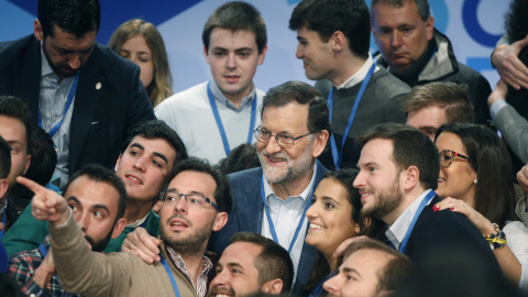 El presidente del Gobierno y líder del PP, Mariano Rajoy,con los miembres de las Nuevas Generaciones (NNGG) ,durante la segunda jornada del XVIII Congreso nacional del partido que se celebra en la Caja Mágica, en Madrid. EFE/Javier Lizón