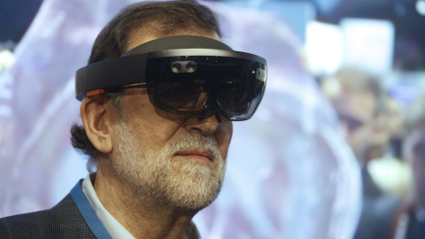 El presidente del Gobierno y líder del PP, Mariano Rajoy, con unas gafas de realidad virtual tras su llegada a la segunda jornada del XVIII Congreso nacional del partido en la Caja Mágica, en Madrid. EFE/Javier Lizón