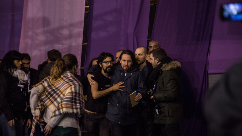 ablo Iglesias, con el espontáneo que intentó subir al escenario de la Asamblea Ciudadana Estatal de Podemos en Madrid, JAIRO VARGAS