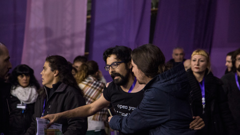 Pablo Iglesias, con el espontáneo que intentó subir al escenario de la Asamblea Ciudadana Estatal de Podemos en Madrid, JAIRO VARGAS