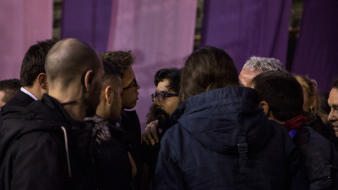 Pablo Iglesias e Íñigo Errejón con el espontáneo que intentó subir al escenario de la Asamblea Ciudadana Estatal de Podemos en Madrid, JAIRO VARGAS