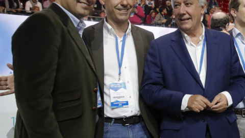 El vicesecretario de Organización del PP Fernando Martínez-Maillo (c) y el de Asuntos Territoriales, Javier Arenas (c), con el líder del PP andaluz, Juanma Moreno (i), durante la segunda jornada del XVIII Congreso nacional del partido, en l