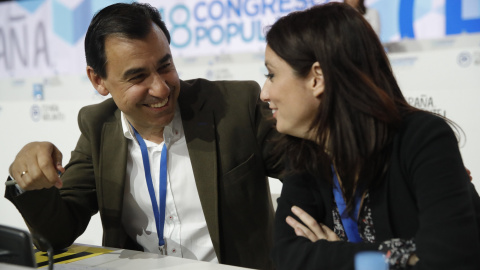 El vicesecretario de Organización del PP, Fernando Martínez-Maillo, y la de Estudios y Programas, Andrea Levy, conversan durante la segunda jornada del XVIII Congreso nacional del partido, en la Caja Mágica de Madrid. EFE/JuanJo Martín