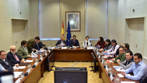 El ministro de Fomento, Iñigo de la Serna,fondo, durante la reunión celebrada en la sede del ministerio con los representantes sindicales del sector de la estiba y la patronal Anesco. EFE/Fernando Villar