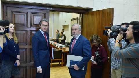 El ministro de Fomento, Íñigo de la Serna, y el secretario de Estado de Infraestructuras, Julio Gómez-Pomar, poco antes de la reunión con los representantes sindicales del sector de la estiba y la patronal Anesco. EFE/Fernando Villar