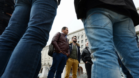 Representantes de los estibadores ante la sede del ministgerio de Fomento poco antes de la reunión con el ministro, Iñigo de la Serna con los representantes sindicales del sector de la estiba y la patronal Anesco. EFE/Fernando Villar