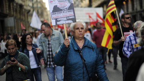 Un pensionista en una manifestación en Barcelona. AFP/Josep Lago