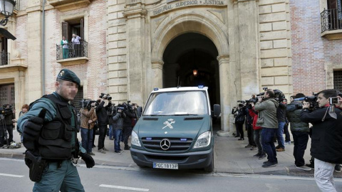 Un furgón de la Guardia Civil ha iniciado el traslado a la cárcel de Picassent (Valencia) desde el Palacio de Justicia de Valencia de los cabecillas de la trama Gürtel Francisco Correa, Pablo Crespo y Álvaro Pérez. EFE/Manuel Bruque