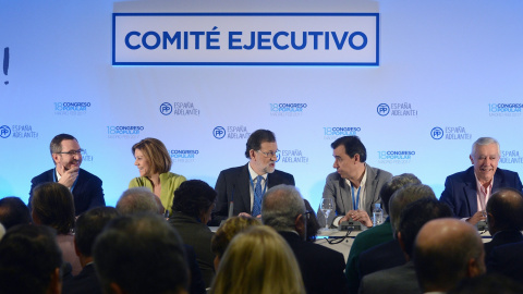 El presidente del Gobierno y del partido Popular, Mariano Rajoy, durante la reunión del nuevo Comité Ejecutivo Nacional, previa a al acto de clausura del XVIII Congreso nacional del partido en la Caja Mágica de Madrid. EFE/Fernando Villar