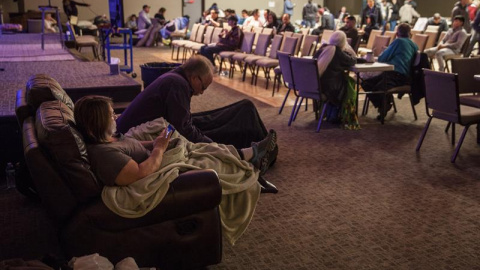 Evacuados descansan en un albergue improvisado en la iglesia Neighborhood en Chico, California. - EFE