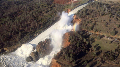 Fotografía aérea de la presa Oroville. - REUTERS