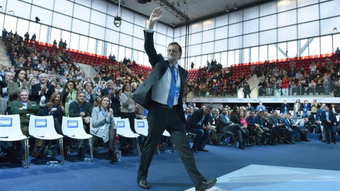 El líder del PP, Mariano Rajoy, saluda a los asistentes al acto de clausura del XVIII Congreso nacional del Partido Popular en la Caja Mágica de Madrid. EFE