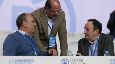 El presidente de Murcia, Pedro Antonio Sánchez (c), conversa con el presidente del PP de Extremadura, José Antonio Monago (i), y el de La Rioja, Pedro Sanz (d), durante el XVIII Congreso del partido celebrado este fin de semana en Madrid. E