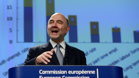 El comisario europeo de Asuntos Económicos Pierre Moscovici durante la rueda de prensa en Bruselas para anunciar las previsiones macroeconómicas de invierno. EFE/OLIVIER HOSLET