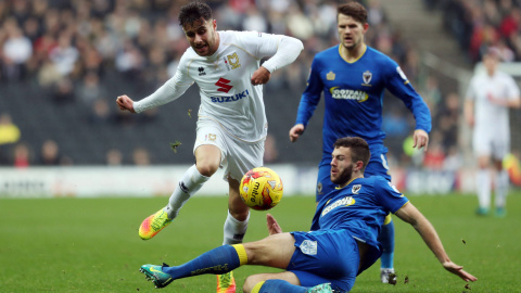 Un lance de partido entre el AFC Wimbledon (el equipo que montaron los socios del antiguo Wimbledon) y el Milton Keynes Dons, el antiguo Wimbledon renombrado y alejado de su lugar de origen. Ahora ambos clubes conviven en la Football League