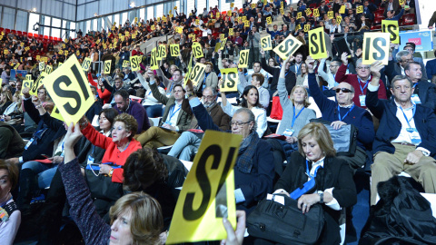 Una de la votaciones en la segunda jornada del XVIII Congreso nacional del PP, que se celebra en la Caja Mágica de Madrid. EFE/Fernando Villar