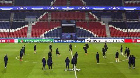 Los jugadores del FC Barcelona durante el entrenamiento del equipo ayer en el estadio Parque de los Príncipes de París. /EFE