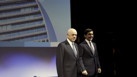 El presidente del BBVA, Francisco González , y el consejero delegado, Carlos Torres, durante la presentación de los resultados de la entidad en 2016. EFE/Paco Campos