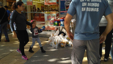 Centro Social y Nacional de Salamanca repartiendo comida en la cale