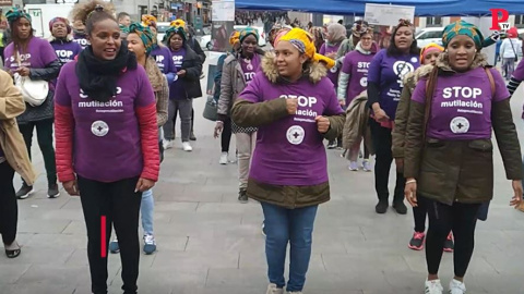 Activistas de Médicos del Mundo organizan una 'flashmob' contra la mutilación genital femenina