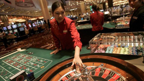 Una crupier hace girar una ruleta en una mesa de juego en un casino. EFE/Archivo