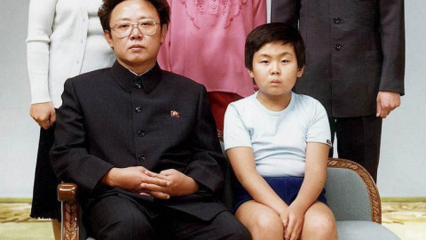 Footgrafía de archivo de agosto de 1981 de Kim Jong-il con su hijo mayor Kim Jong-nam. - AFP