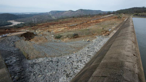 Trabajadores inspeccionan los daños existentes bajo el aliviadero auxiliar de la presa del Lago Oroville en Butte County, California (Estados Unidos). EFE/Kelly M. Grow