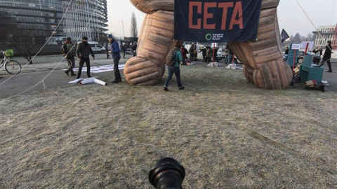 Un caballo de Troya hinchable colocado delante del Parlamento Europeo, en Estrasburgo (Francia) durante una protesta contra el tratado de libre comercio e inversión de la Unión Europea con Canadá (CETA). EFE